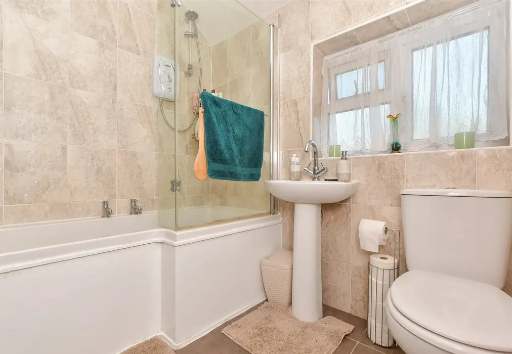 Bathroom - Hampden Road, Ashford, Kent - Wards of Kent