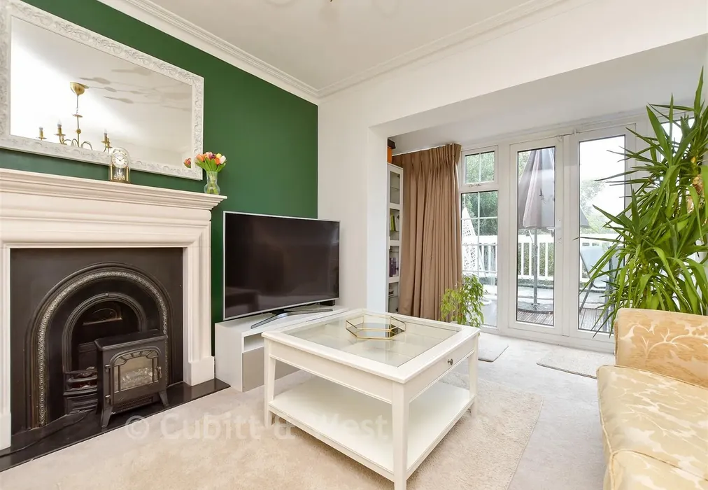 Lounge * - Downs Court Road, Purley, Surrey - Wards of Kent