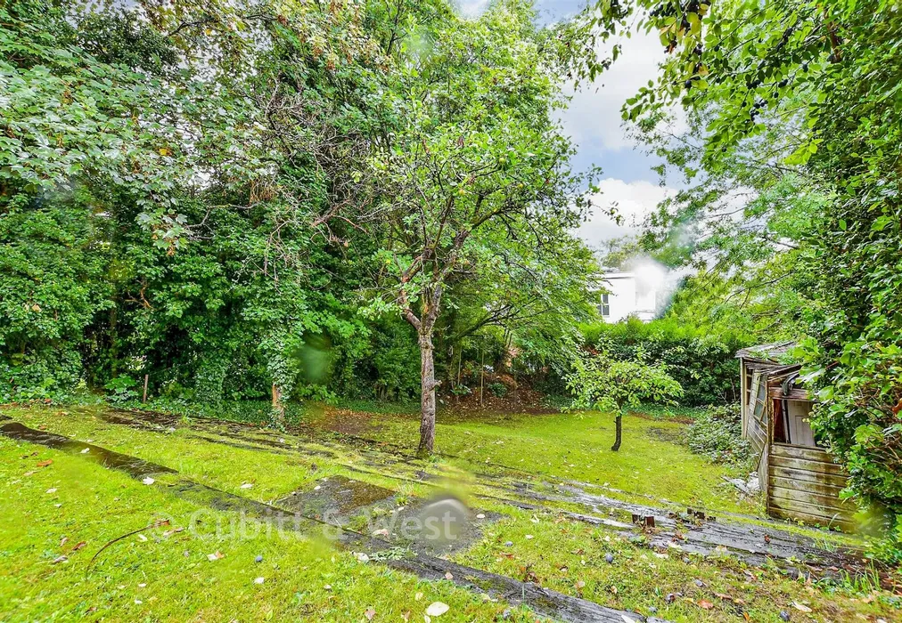 Communal * - Downs Court Road, Purley, Surrey - Wards of Kent