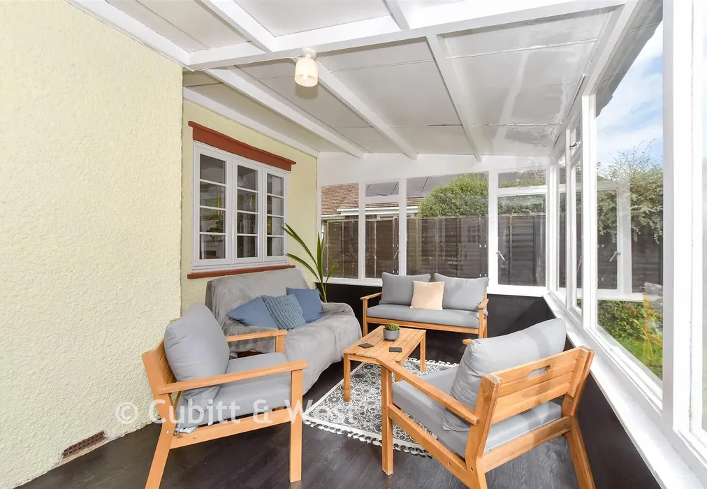 Conservatory - Balcombe Gardens, Horley, Surrey - Wards of Kent