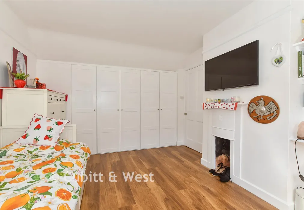 Bedroom 1 - Balcombe Gardens, Horley, Surrey - Wards of Kent