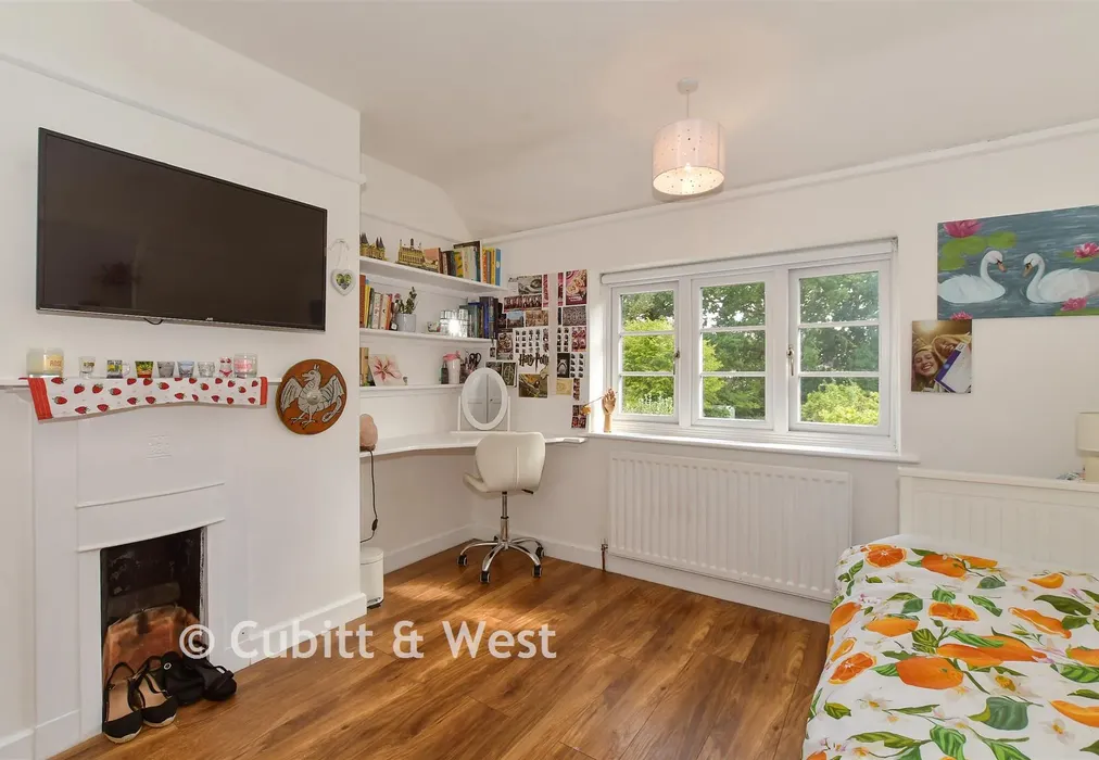 Bedroom 1 - Balcombe Gardens, Horley, Surrey - Wards of Kent