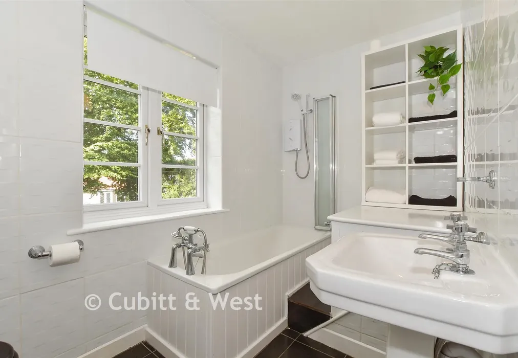 Bathroom - Balcombe Gardens, Horley, Surrey - Wards of Kent