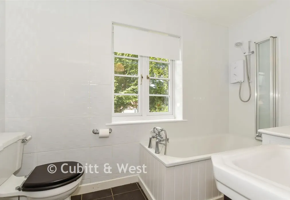 Bathroom - Balcombe Gardens, Horley, Surrey - Wards of Kent
