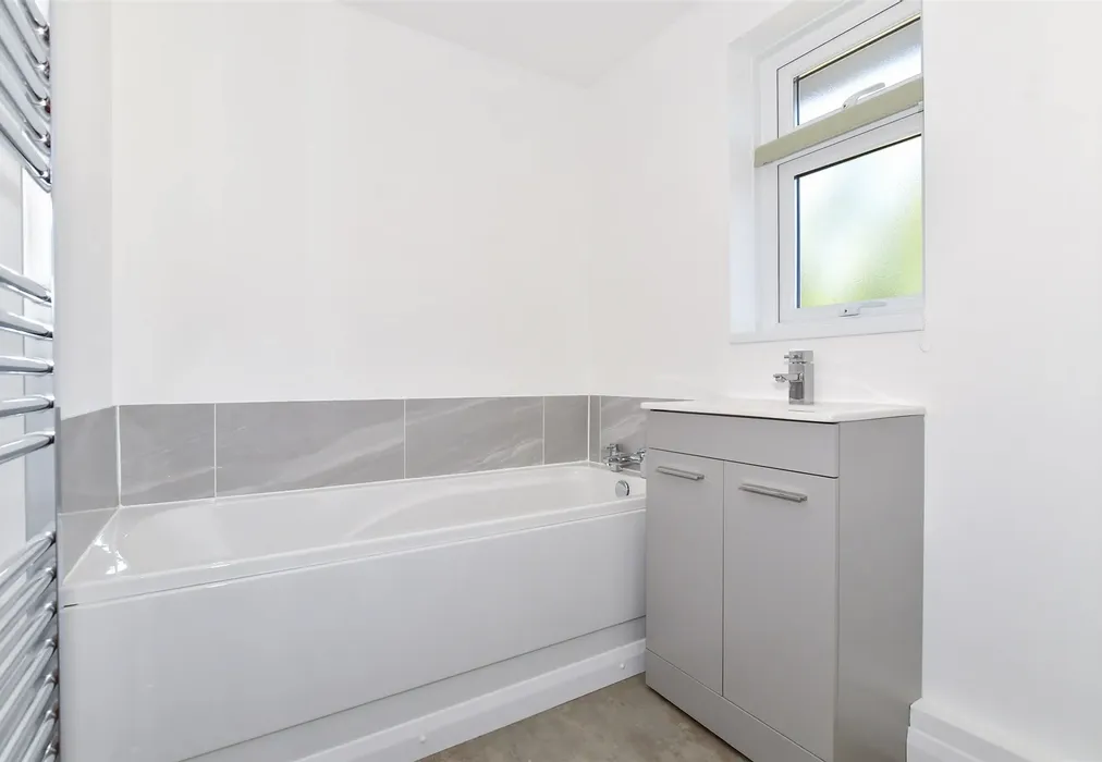 En-Suite Bathroom - Forge Meadow, Harrietsham, Maidstone, Kent - Wards of Kent