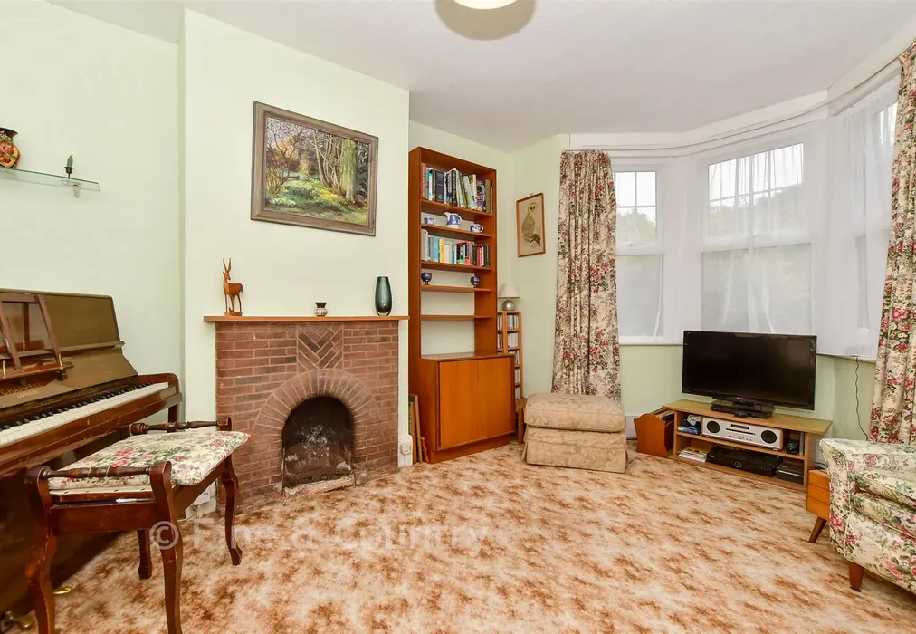 Family Room - Baldwins Hill, Loughton, Essex - Wards of Kent