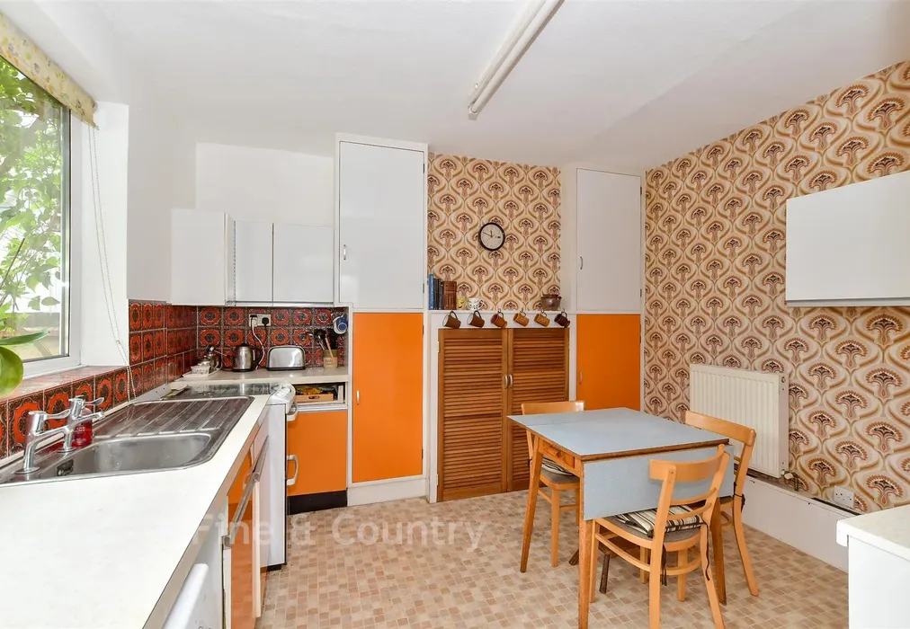 Kitchen - Baldwins Hill, Loughton, Essex - Wards of Kent