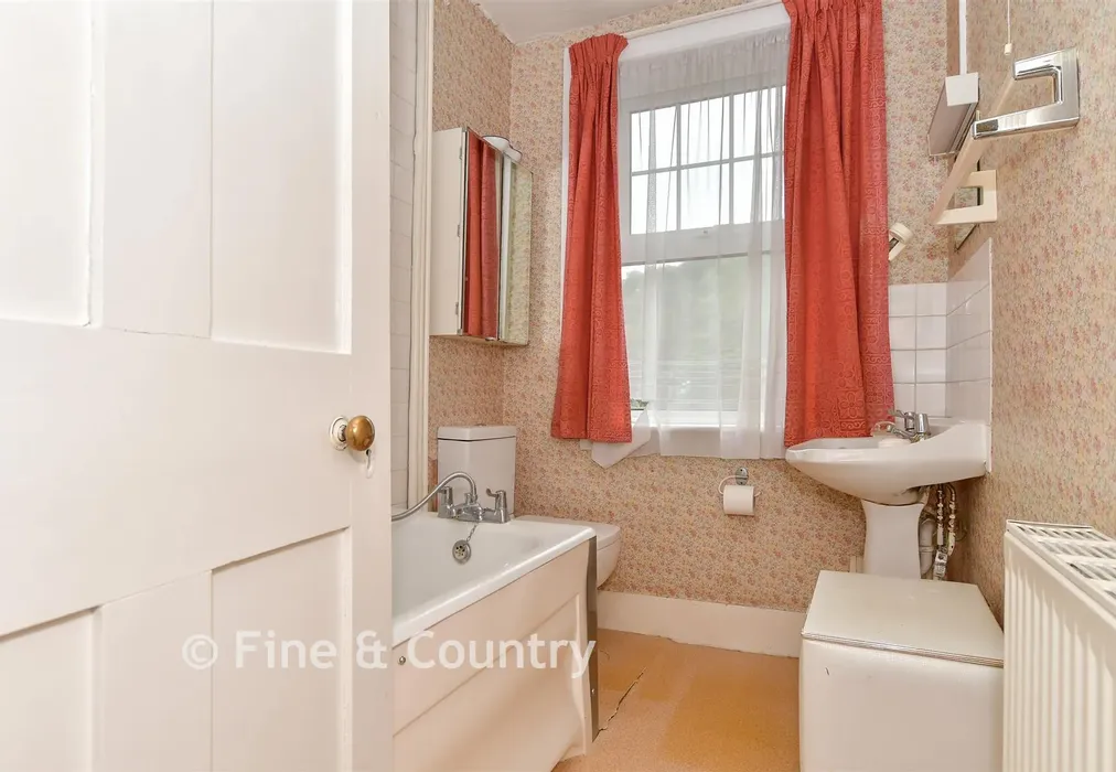 Bathroom - Baldwins Hill, Loughton, Essex - Wards of Kent