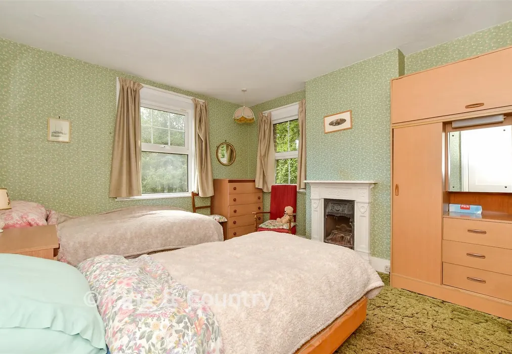 Bedroom 2 - Baldwins Hill, Loughton, Essex - Wards of Kent
