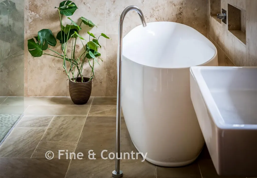 Bathroom - Steep Road, Crowborough, East Sussex - Wards of Kent