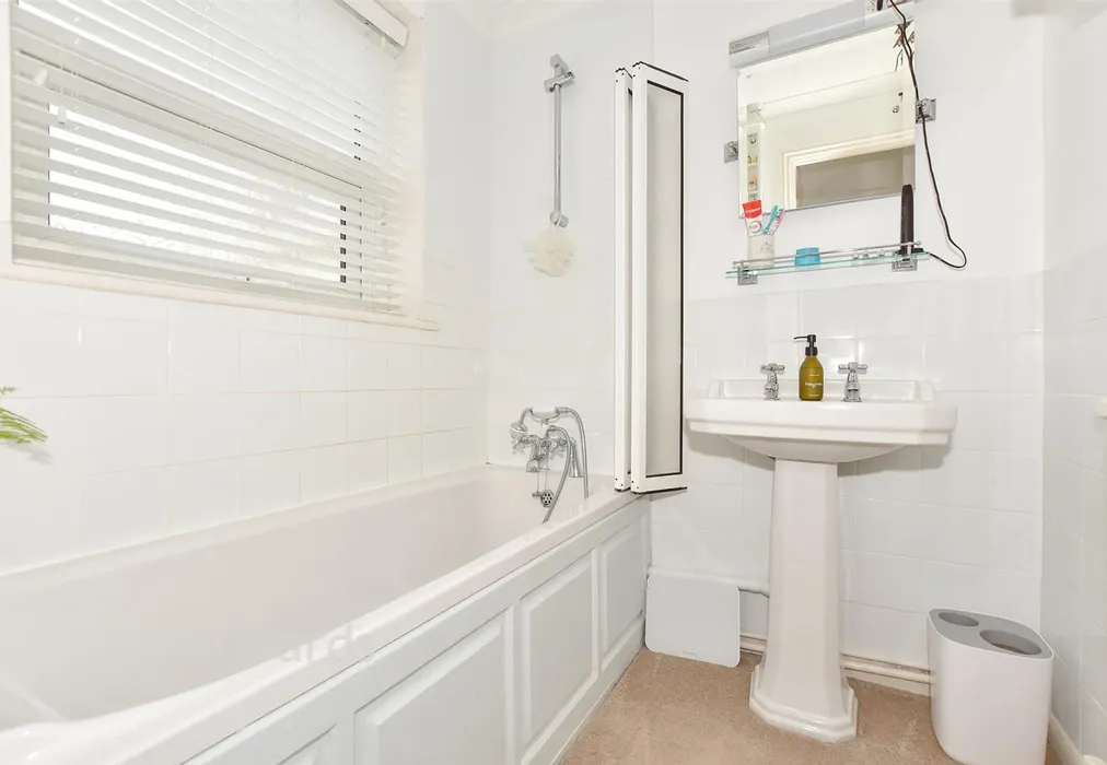 Bathroom - Stade Street, Hythe, Kent - Wards of Kent