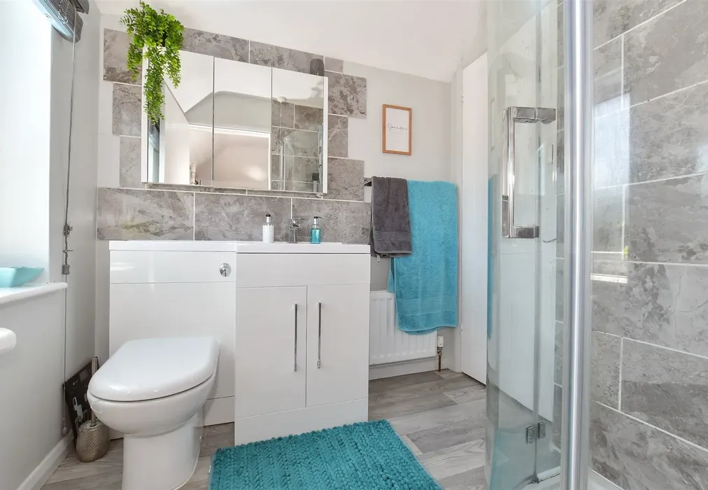 Jack And Jill En-Suite - Burgess Green, Hacklinge, Deal, Kent - Wards of Kent