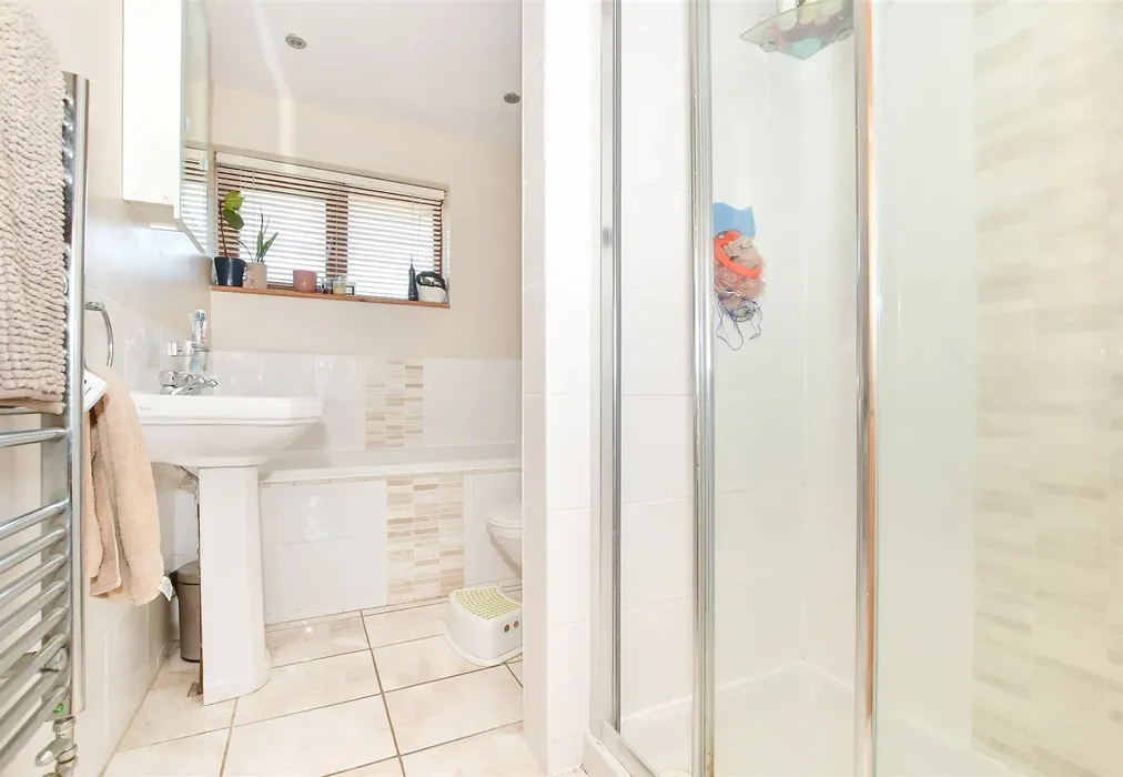 Bathroom - Ridgeway Gardens, Woodingdean, Brighton, East Sussex - Wards of Kent