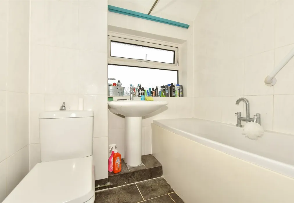 Bathroom - St. David's Avenue, Aycliffe, Dover, Kent - Wards of Kent