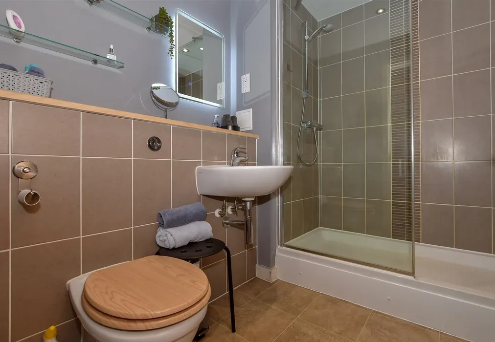 En-Suite Shower Room - Poynder Drive, Holborough Lakes, Kent - Wards of Kent