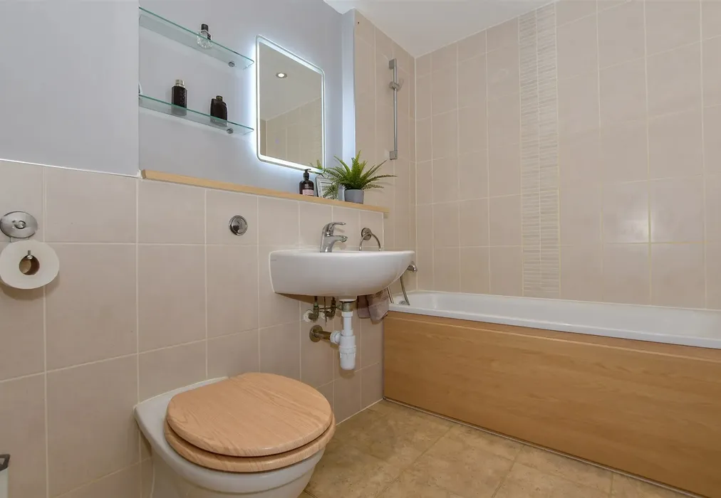 Bathroom - Poynder Drive, Holborough Lakes, Kent - Wards of Kent