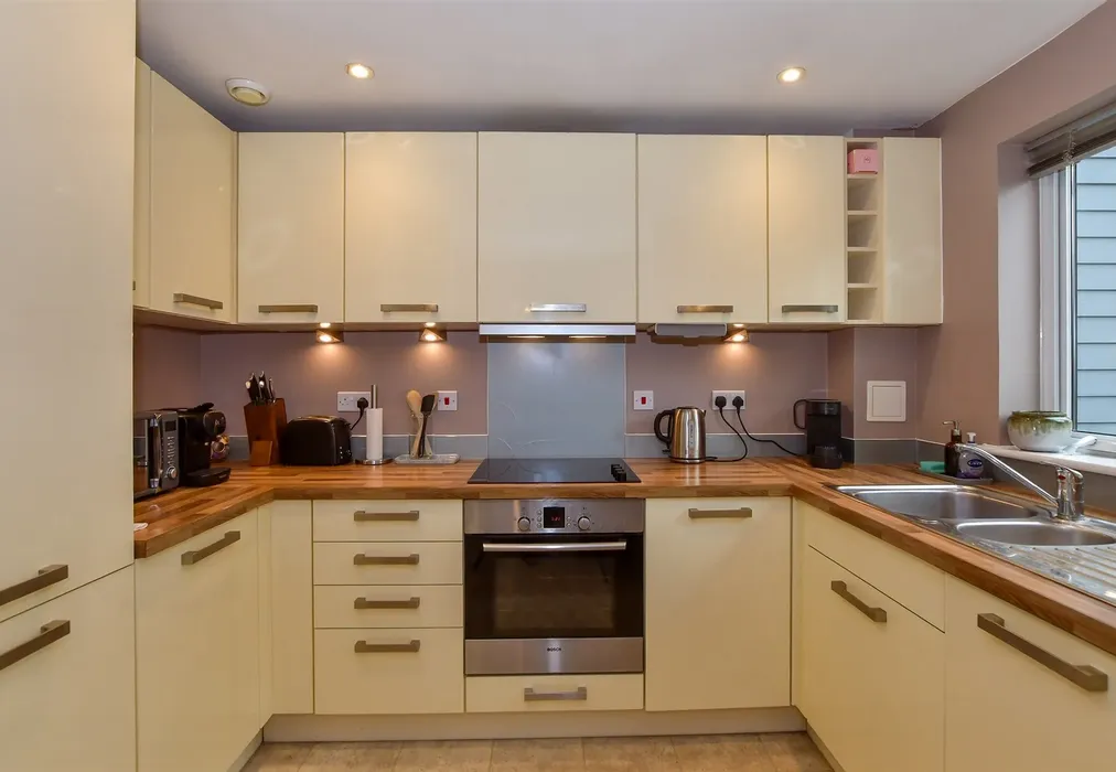 Kitchen - Poynder Drive, Holborough Lakes, Kent - Wards of Kent