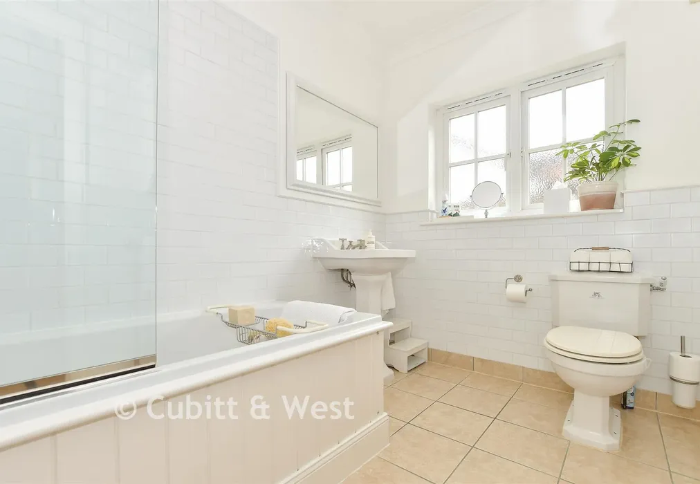 Bathroom - Balcombe Gardens, Horley, Surrey - Wards of Kent