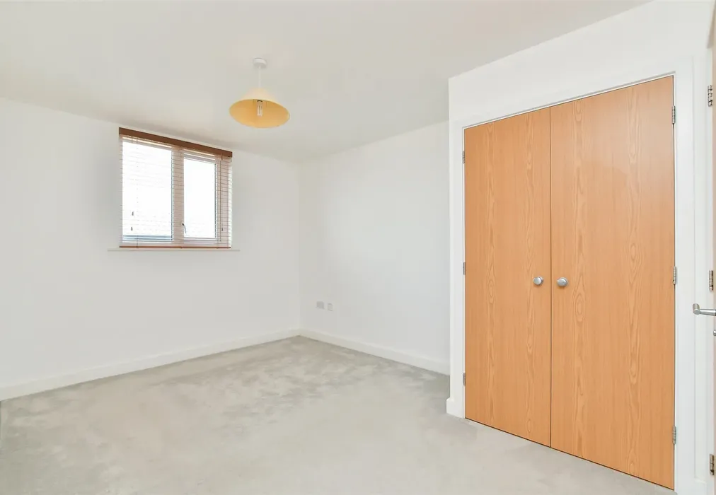 Bedroom 1 - The Waterfront, Worthing, West Sussex - Wards of Kent
