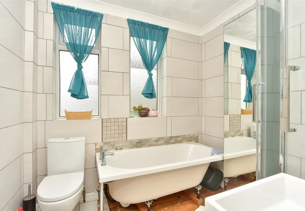 Bathroom - Osprey Avenue, Darland, Chatham, Kent - Wards of Kent