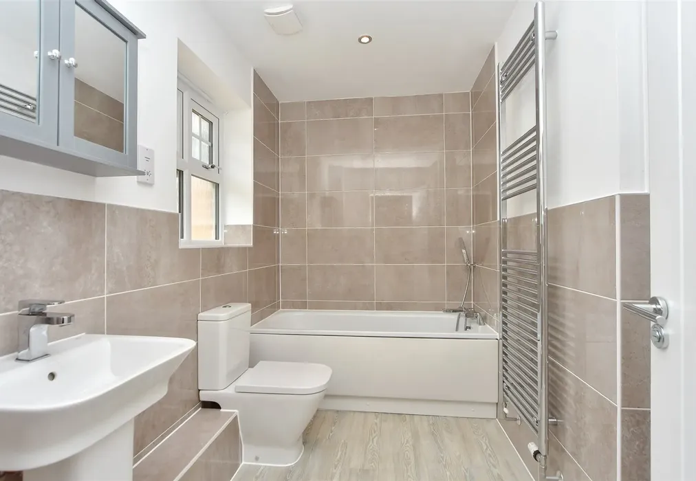En-Suite Bathroom - Brickmakers Way, Hempstead, Gillingham, Kent - Wards of Kent
