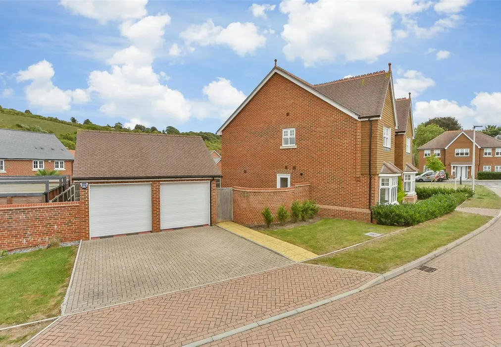 Driveway - Brickmakers Way, Hempstead, Gillingham, Kent - Wards of Kent