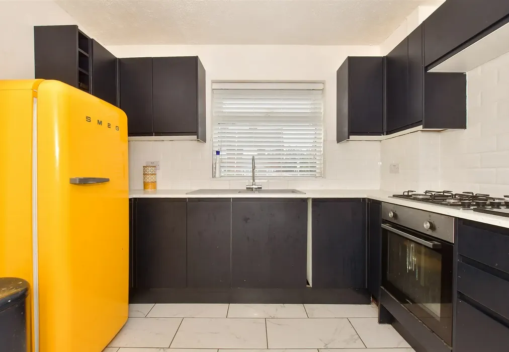 Kitchen - Brenchley Avenue, Deal, Kent - Wards of Kent
