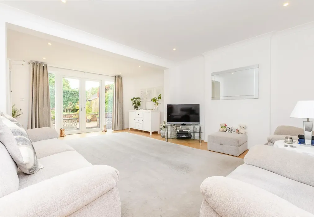 Lounge - New Road, Meopham, Kent - Wards of Kent