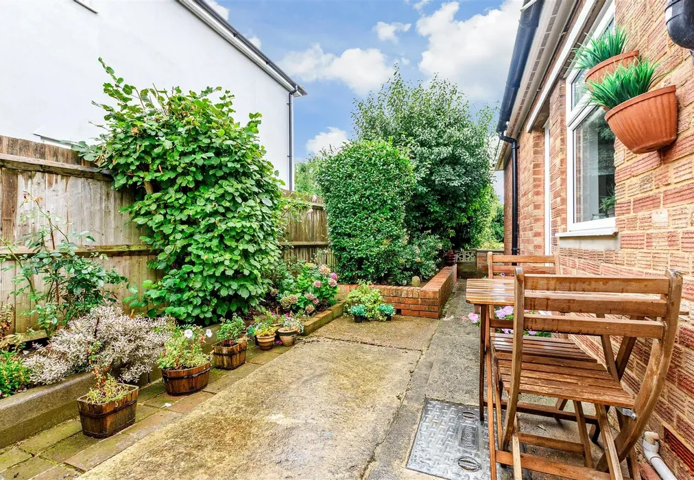 Side Garden - New Road, Meopham, Kent - Wards of Kent