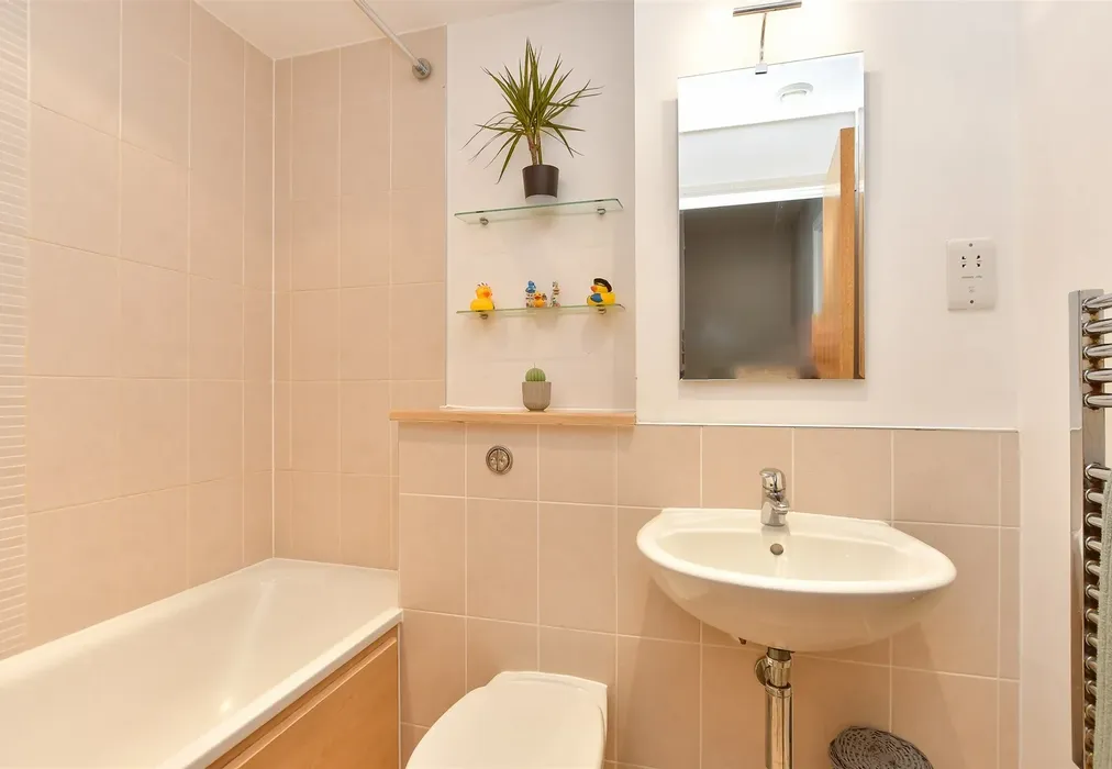 Bathroom - Poynder Drive, Snodland, Kent - Wards of Kent