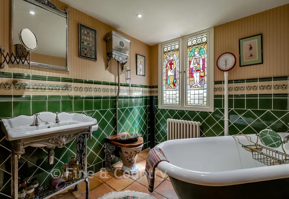 Bathroom - Framfield Road, Buxted, Uckfield, East Sussex - Wards of Kent