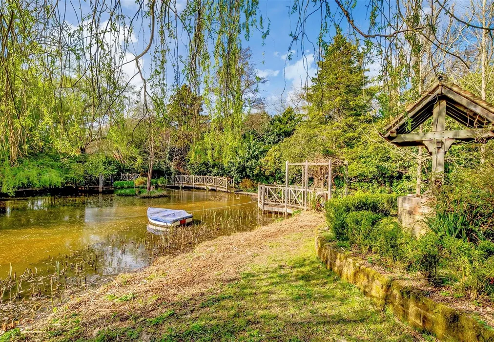 Pond - Framfield Road, Buxted, Uckfield, East Sussex - Wards of Kent