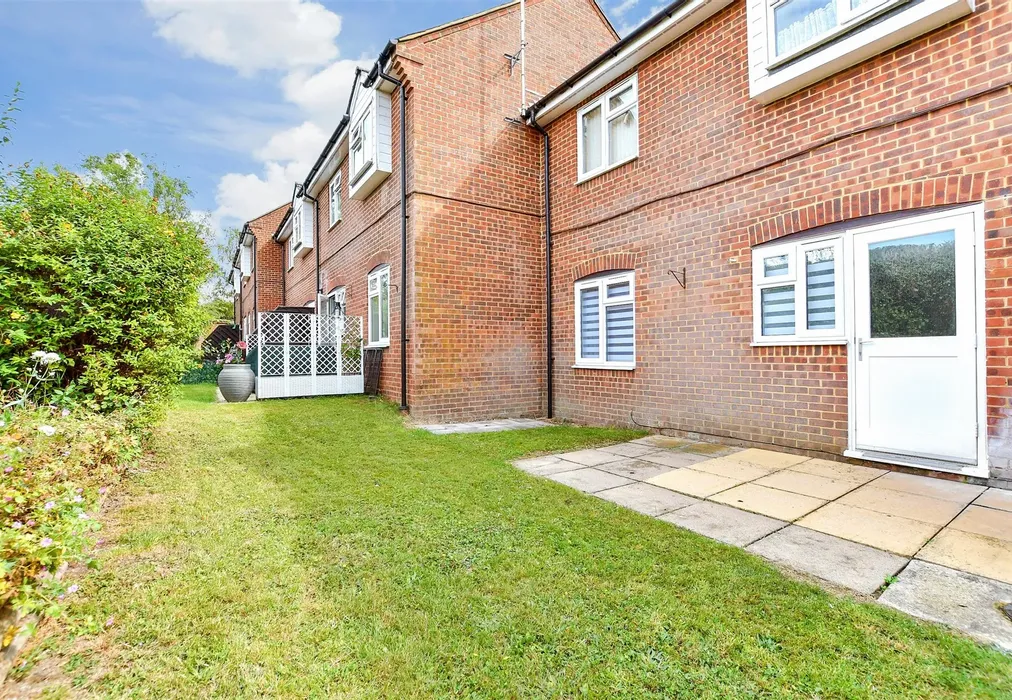 Patio / Decking - Henbit Close, Tadworth, Surrey - Wards of Kent