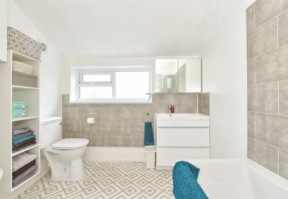 Bathroom - Chichester Road, Portsmouth, Hampshire - Wards of Kent