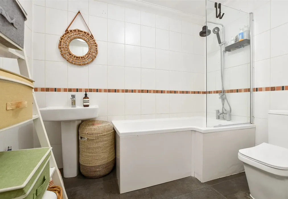 Bathroom - Brighton Road, Hooley, Coulsdon, Surrey - Wards of Kent