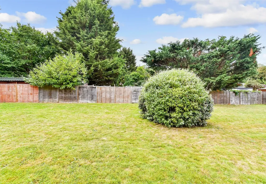 Communal Gardens - Brighton Road, Hooley, Coulsdon, Surrey - Wards of Kent