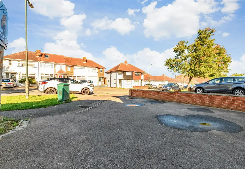 Driveway/Parking - Binland Grove, Chatham, Kent - Wards of Kent