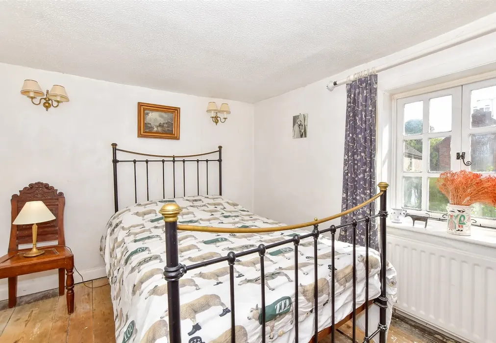 Bedroom 1 - Links Lane, Rowland's Castle, Hampshire - Wards of Kent