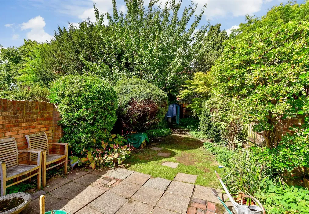 Rear Garden - Links Lane, Rowland's Castle, Hampshire - Wards of Kent