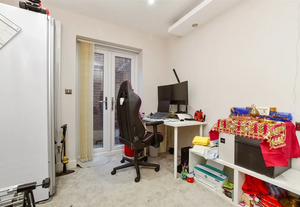 Bedroom 3 - Russell Green Close, Purley, Surrey - Wards of Kent