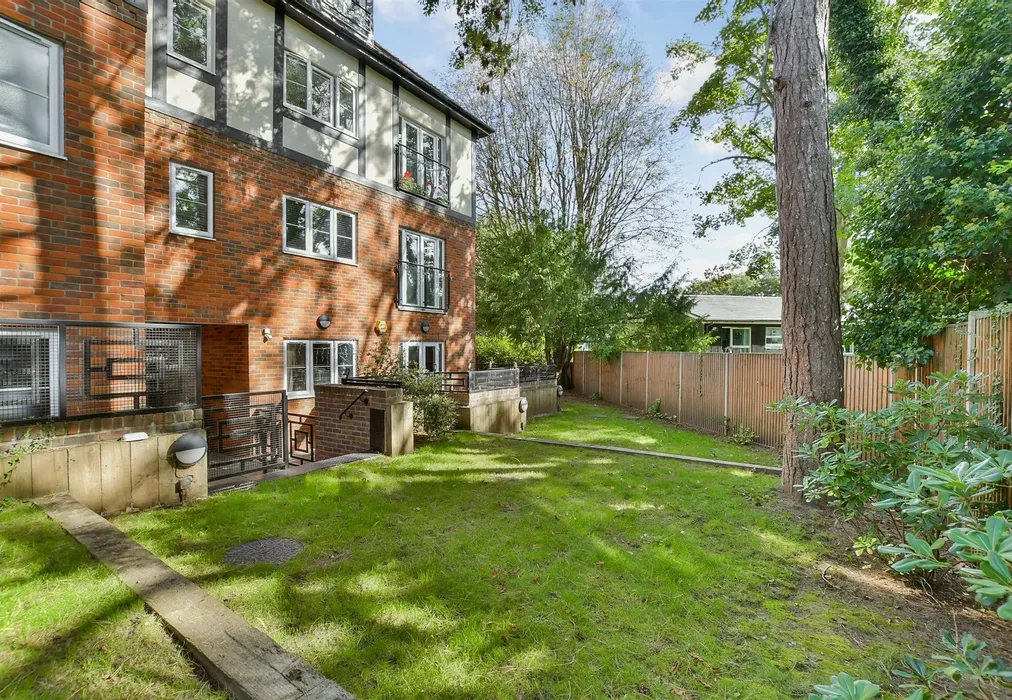 Communal Gardens - Russell Green Close, Purley, Surrey - Wards of Kent