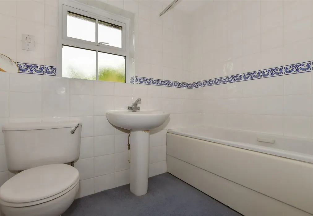 Bathroom - Pippin Way, Kings Hill, West Malling, Kent - Wards of Kent