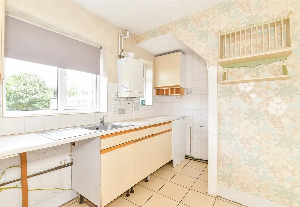 Kitchen - Woodlands Avenue, Rustington, West Sussex - Wards of Kent