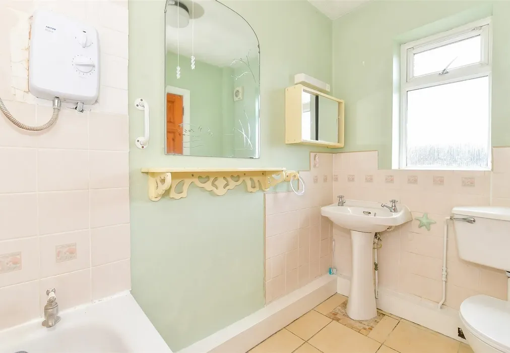 Bathroom - Woodlands Avenue, Rustington, West Sussex - Wards of Kent