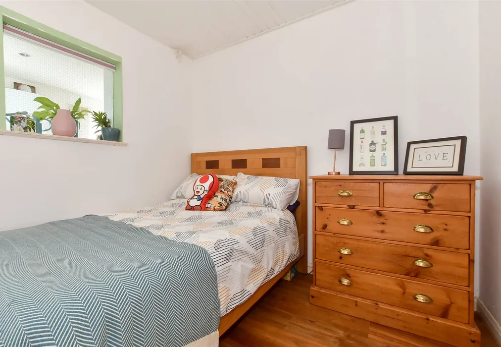 Guest Room - Woodman Avenue, Whitstable, Kent - Wards of Kent