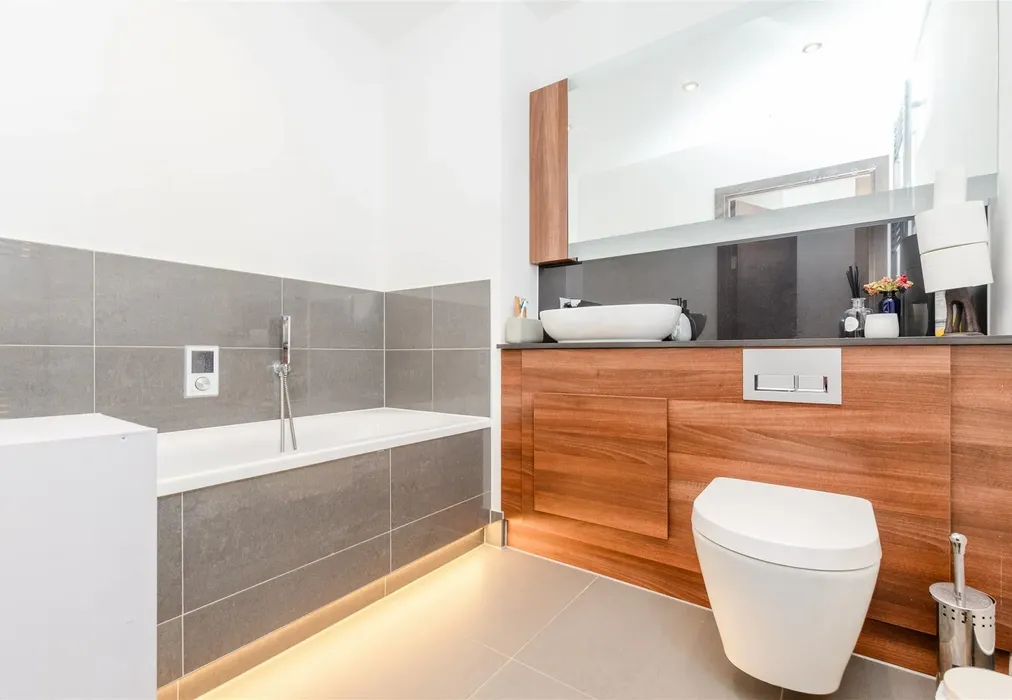 Bathroom - Mill Pond Road, Dartford, Kent - Wards of Kent