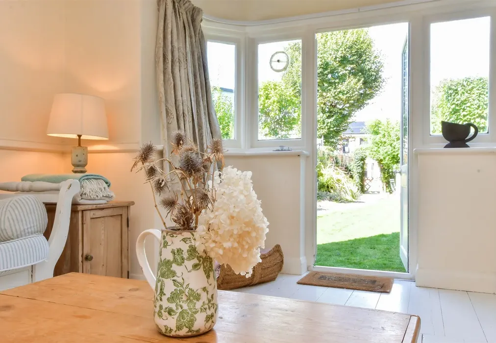 Internal Lifestyle Photograph - Kingsland Road, Worthing, West Sussex - Wards of Kent