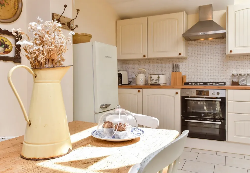 Internal Lifestyle Photograph - Kingsland Road, Worthing, West Sussex - Wards of Kent