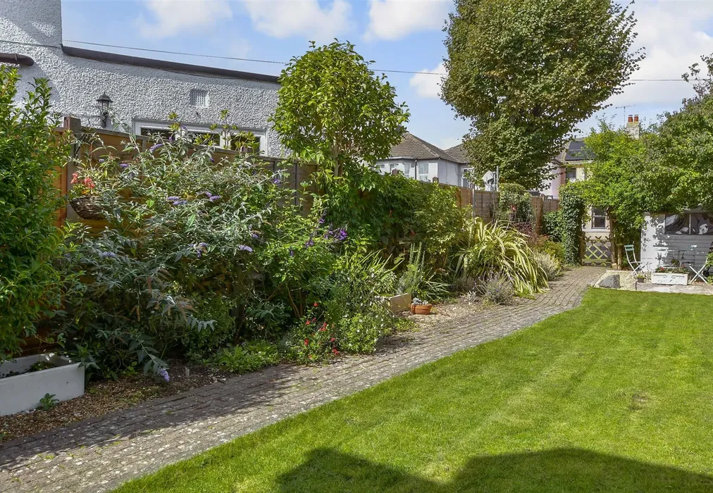 Front Garden - Kingsland Road, Worthing, West Sussex - Wards of Kent