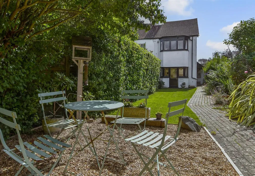 Front Garden - Kingsland Road, Worthing, West Sussex - Wards of Kent